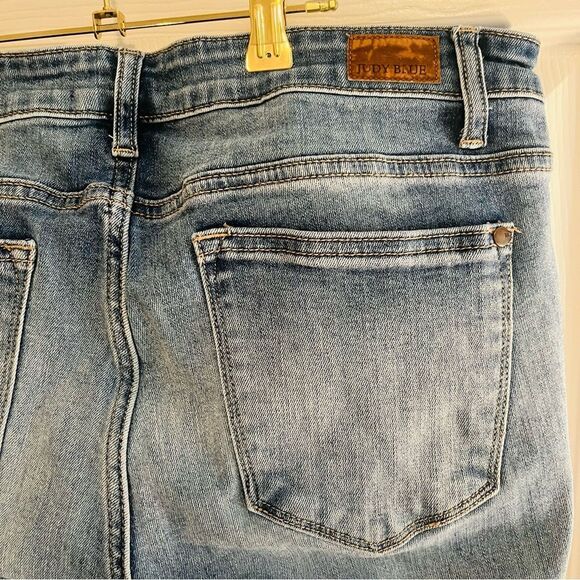 Judy Blue Cropped Jeans with Vintage Wash - Picture 5 of 6